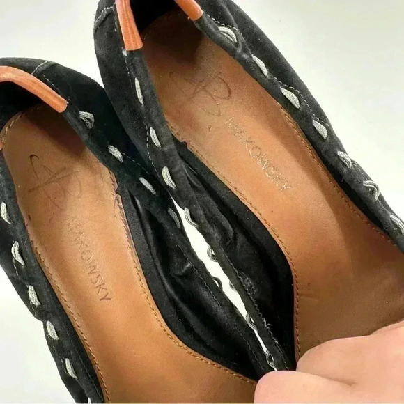 B Makowsky womens heels size 8.5 black suede tan - Picture 11 of 12